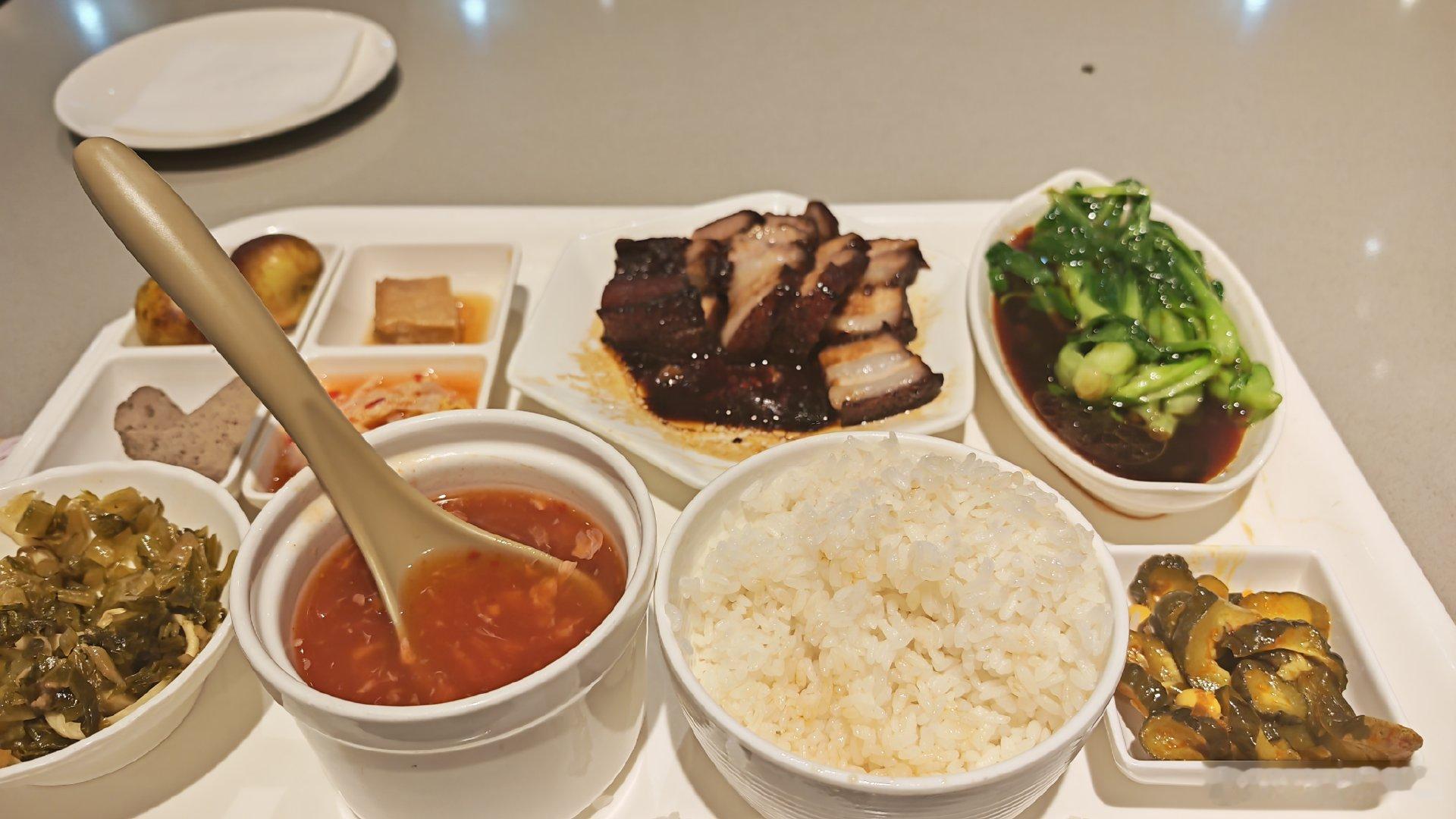每天都一个人吃饭一个人回家一个人逛超市感觉自己过得跟霍建华演的无敌单身狗生活一样。 ​