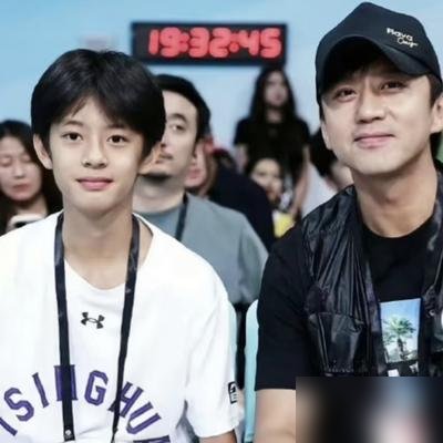 邓超带14岁儿子看NBA，镜头一扫，全场都在找哪个是等等。结果孩子一抬头，唇下那颗痣，跟孙俪一模一样。
网友直接炸了：这不就是性转版甄嬛？
等等大名邓涵之，身高快追上邓超了，篮球书法水墨画样样拿得出手。妹妹小花更狠，拉丁舞直接跳到英国拿了冠军。一家四口，邓超负责搞笑，剩下仨负责拿奖。
孙俪拍戏