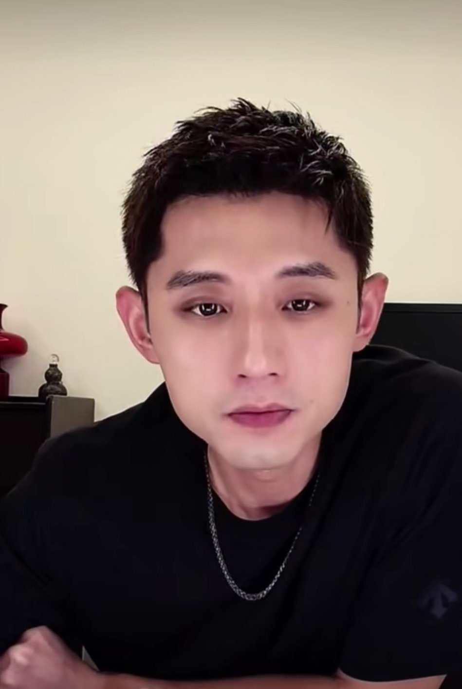 张继科乒乓球百分大战第三站有于何一和马特

张继科在直播中提到了几个参赛的运动员陶育畅、马特、于何一、袁烜松。
张继科着重说一下马特。
张继科说：马特原来是我们的顶级陪练，我为什么打削球打到最后基本都不怎么输了，就是马特陪我训练练的。