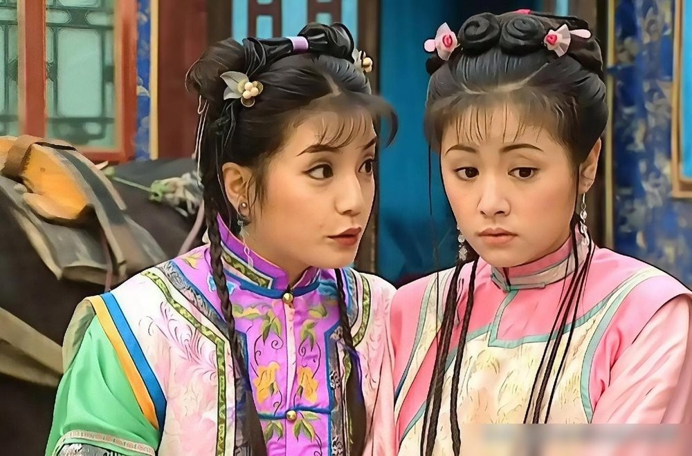 琼瑶当年拍《苍天有泪》，是真没把《还珠格格》当回事。

光看取名就知道，亲闺女叫萧雨凤、萧雨娟，字字考究。

隔壁那部，随手甩个小燕子、夏紫薇，跟闹着玩似的。

结果呢？倾家底捧的《苍天有泪》没砸出多大水花。

被当“陪跑”的《还珠格格》，直接炸穿两岸三地，火到至今无人能翻拍。

人算不如天算，你越
