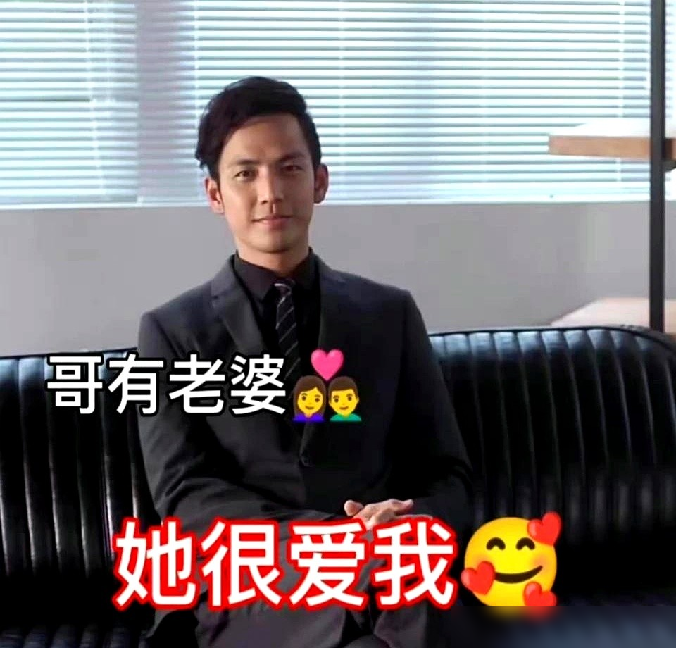 钟汉良唐嫣同框，唐嫣张嘴就调侃他拍吻戏经验丰富，说完自己先红透半边脸。八年了，何以琛看赵默笙的眼神没变，还是那股子清冷劲儿里藏着火星子。当年《何以笙箫默》首播3.5亿点击，全靠不将就三个字硬控一代人。现在再品，七年误会、父辈恩怨，搁今天得被骂没长嘴。如今观众早不吃隐忍虐恋那套了，要的是势均力敌、有话