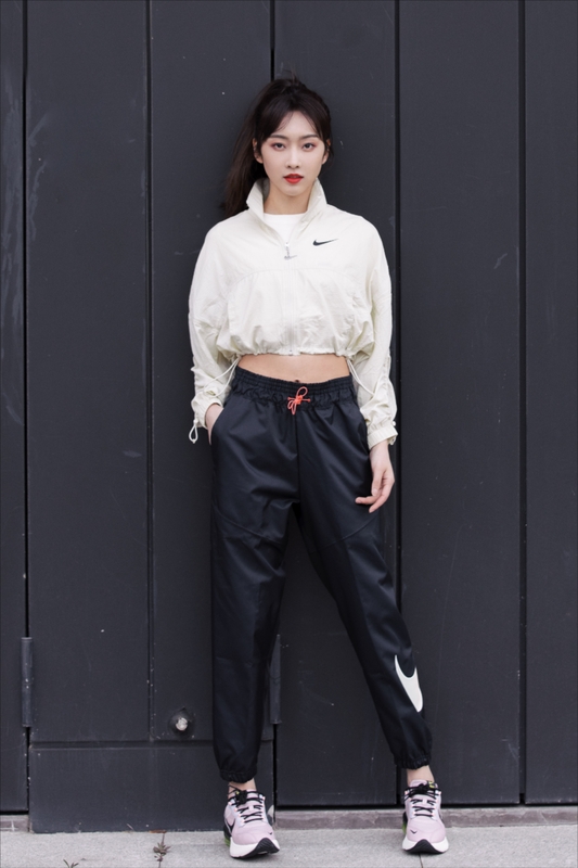 时尚美女身着露脐上衣搭配肉色瑜伽裤出门，这一现象得因人而异。就拿张豆豆...