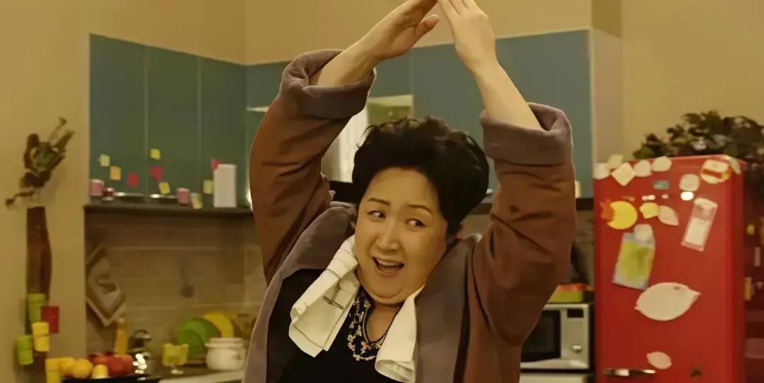 表演艺术家彭玉去世！享年93岁，晚年定居珠海养老，再婚嫁给“姐夫”，两个女儿都有出息，尤其是大女儿，也是一级演员。

消息传回哈尔滨话剧院老宿舍那天，院里几个退休老同事正围在传达室门口晒太阳。有人念了手机上的新闻，念到“再婚嫁给姐夫”时，几个老人同时不说话了。旁人不知道，彭玉嫁的那个人，当年差点跟她