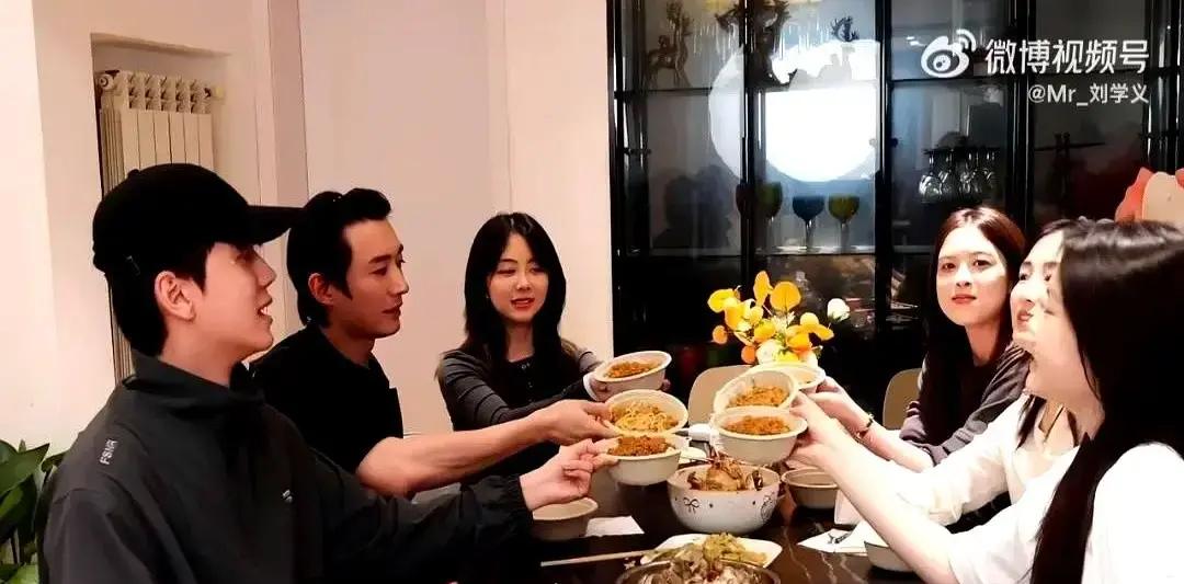 演艺圈里最难装的从来不是演技，而是冷不防被当众戳中心思那一瞬间的生理反应。
刘学义这回算是彻底栽在自己的耳朵上了，红得跟熟透的虾子一样，想藏都藏不住。
平时在镜头前嘴皮子那么溜的一个人，突然间舌头跟打了死结似的，连着挤出好几个“正正正正常”，隔着屏幕都能感觉到他当时的脑子有多空白。
原本旁边的