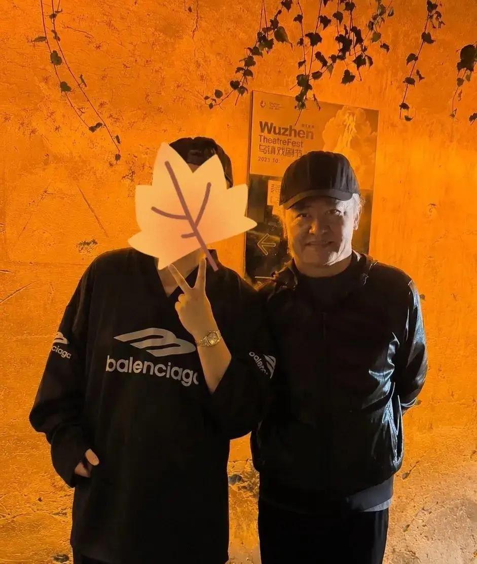挺着个圆滚滚的大肚子，两条腿却细得跟麻杆一样，这种体型差其实早就埋下了雷

刘欢突然离世的消息一出，很多人都没缓过神来，毕竟这意外来得太迅猛

有网友立马翻出去年乌镇戏剧节的生图，照片里他虽白发丛生，但面色红润健步如飞

可如果把视线下移，就会发现极其违和的视觉反差

他上半身依然维持着肥胖状态，下