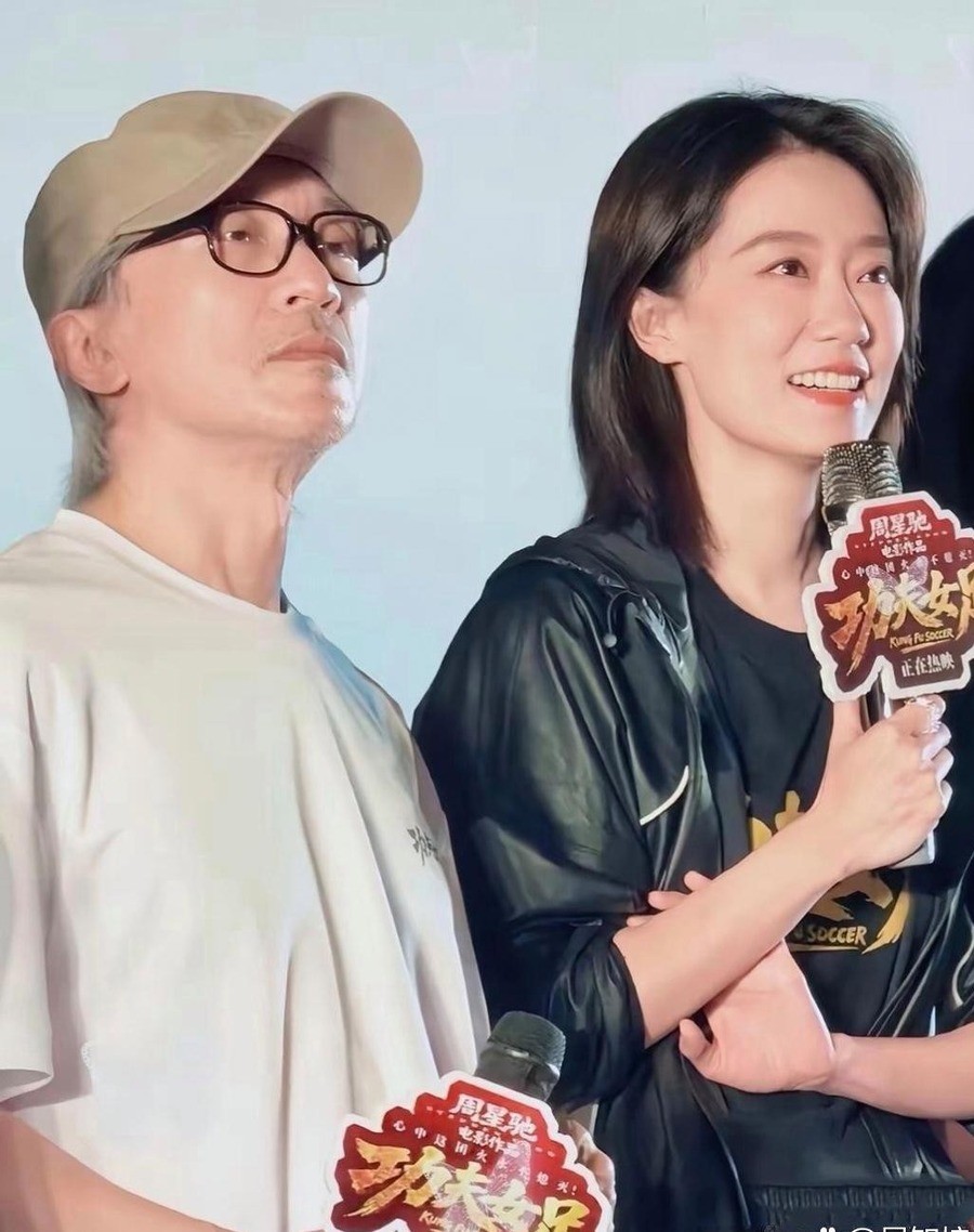 2026年9月，四川文化艺术学院迎新晚会。陈翔站在台上，对着台下几百号学生喊，大声喊出我的名字。台下齐刷刷喊出来的，是“毛晓彤”。他顿了一下，又来一次，还是那三个字。最后他憋出一句，给我改名了，我叫方廷皓了。
方廷皓是他2015年演的一个角色。九年过去了，他还在拿角色名当台阶下。
这段视频当天就上了