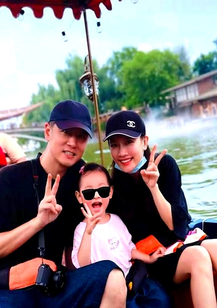 任重和孙骁骁带女儿出游，网友的关注点全跑偏了，根本没人管他们去了哪。

所有人都在盯着“嘻姐”的脸看。这基因太强大了，小姑娘简直就是个缩小版的任重。

看明星家庭过节其实挺有意思。比起在名胜古迹疯狂赶行程，把度假搞得像完成任务，这种一家三口踏踏实实耗在一起的状态，反而透着股真实的烟火气。不管孩子长得