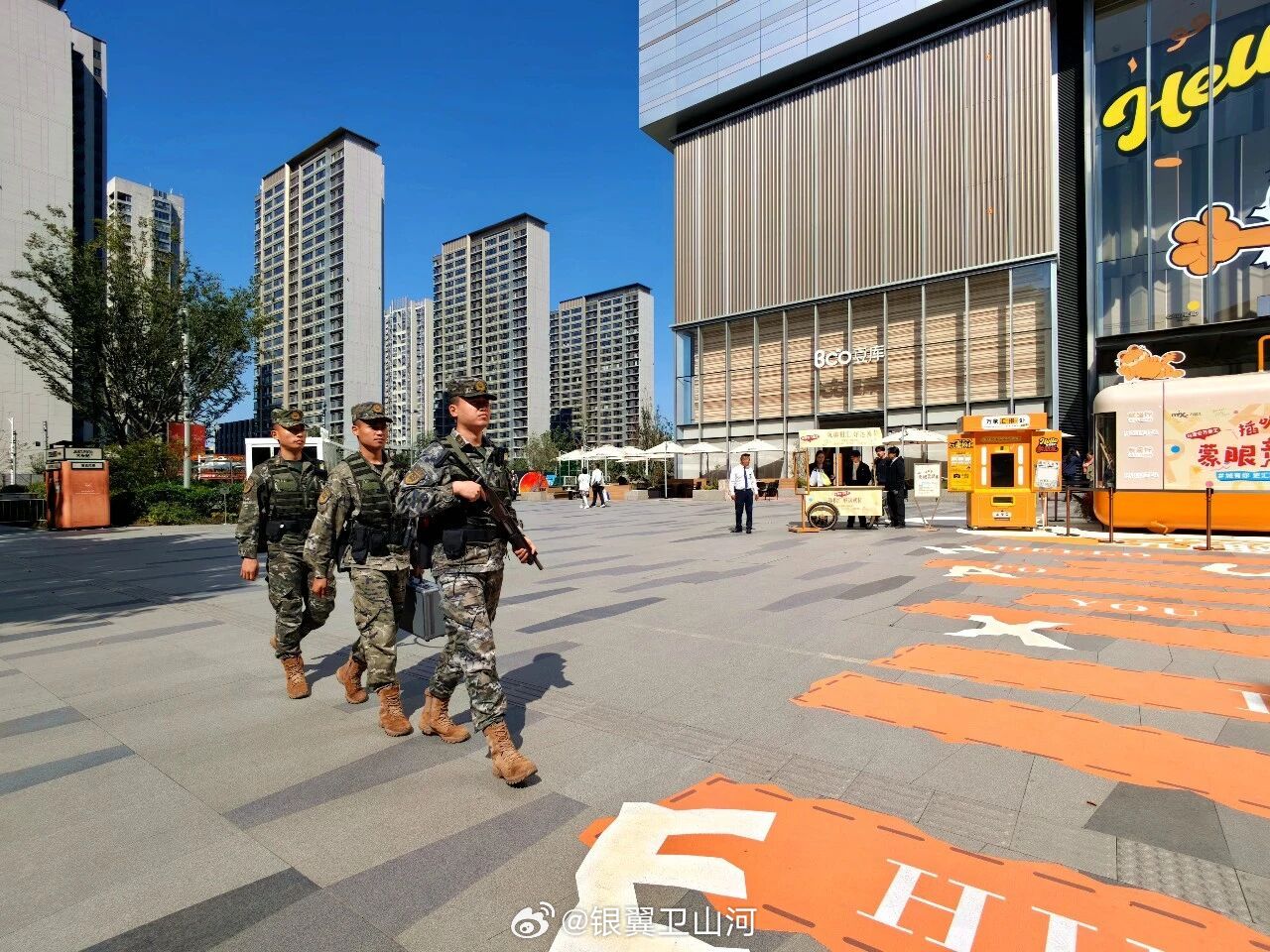 坚守哨位担使命
武警戎装护安宁
点赞中国军人
早安
各位战友！ ​