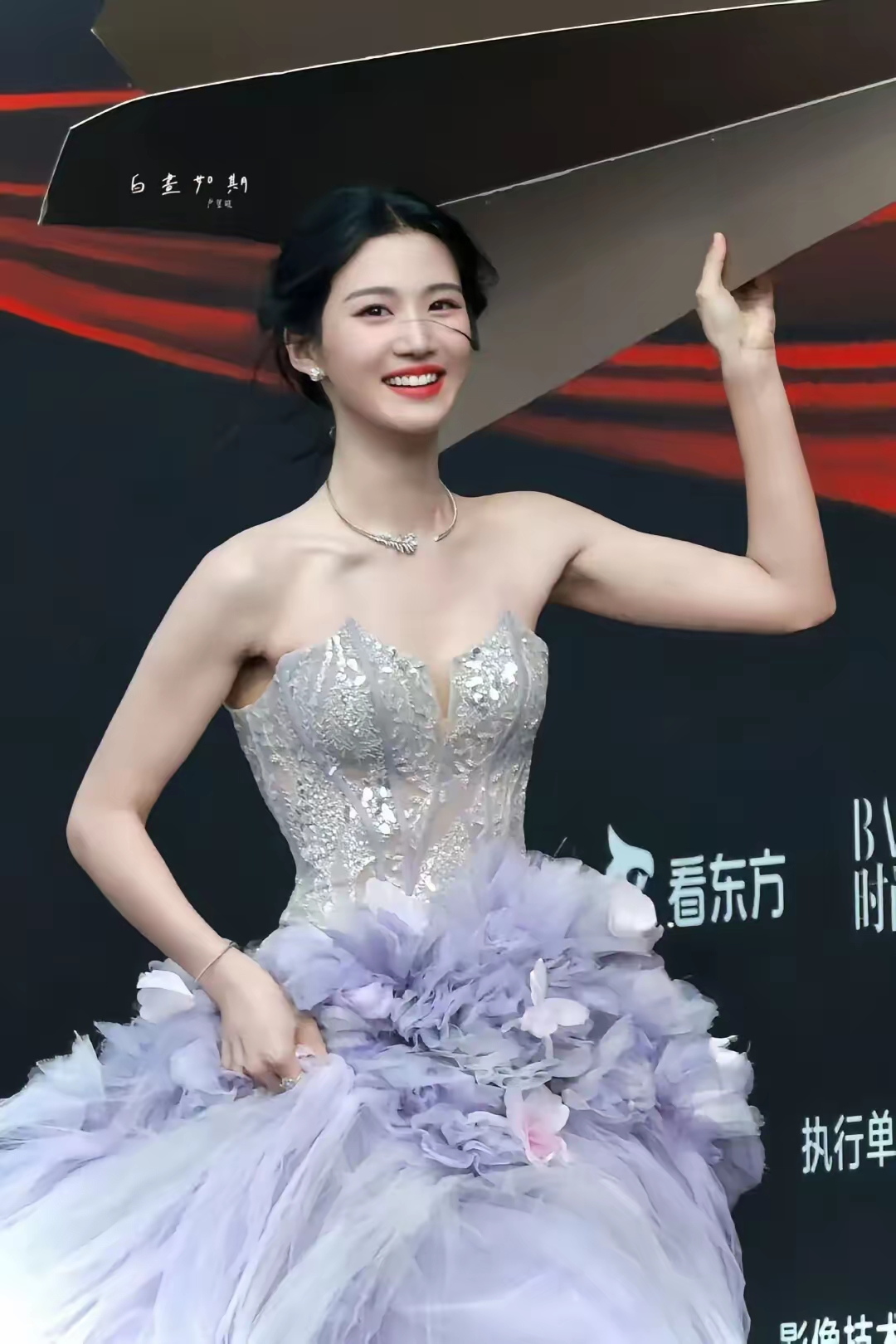 卢昱晓这波是把“氛围感”三个字焊在身上了。
之前那组白衣斗篷写真就够绝，冬日暖光落在毛呢面料上，廓形松松垮垮完全不刻意掐曲线，她就安安静静站着，像从古典油画里走出来的清冷贵女，连妆容都淡得恰到好处，半分抢戏的意思都没有。
更绝的是9月22日广州OPPO发布会那波，奶白色挂脖花神造型，全是现场观众和媒