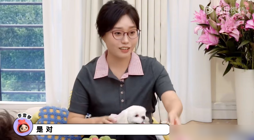 李雪琴是真敢张罗。当着镜头就把李一桐和王子奇给撮合上了。
《毛雪汪》里，王佳佳刚说王子奇这人不一般，同龄男演员里最成熟，个高，爷们。李一桐在旁边来了一句不认识。李雪琴立马接话：可以认识啊。全场直接炸了。李一桐当场脸红，没接话也没拒绝。
网友直接把这段拉出来逐帧看，说这哪是综艺，这是内娱高端相亲局