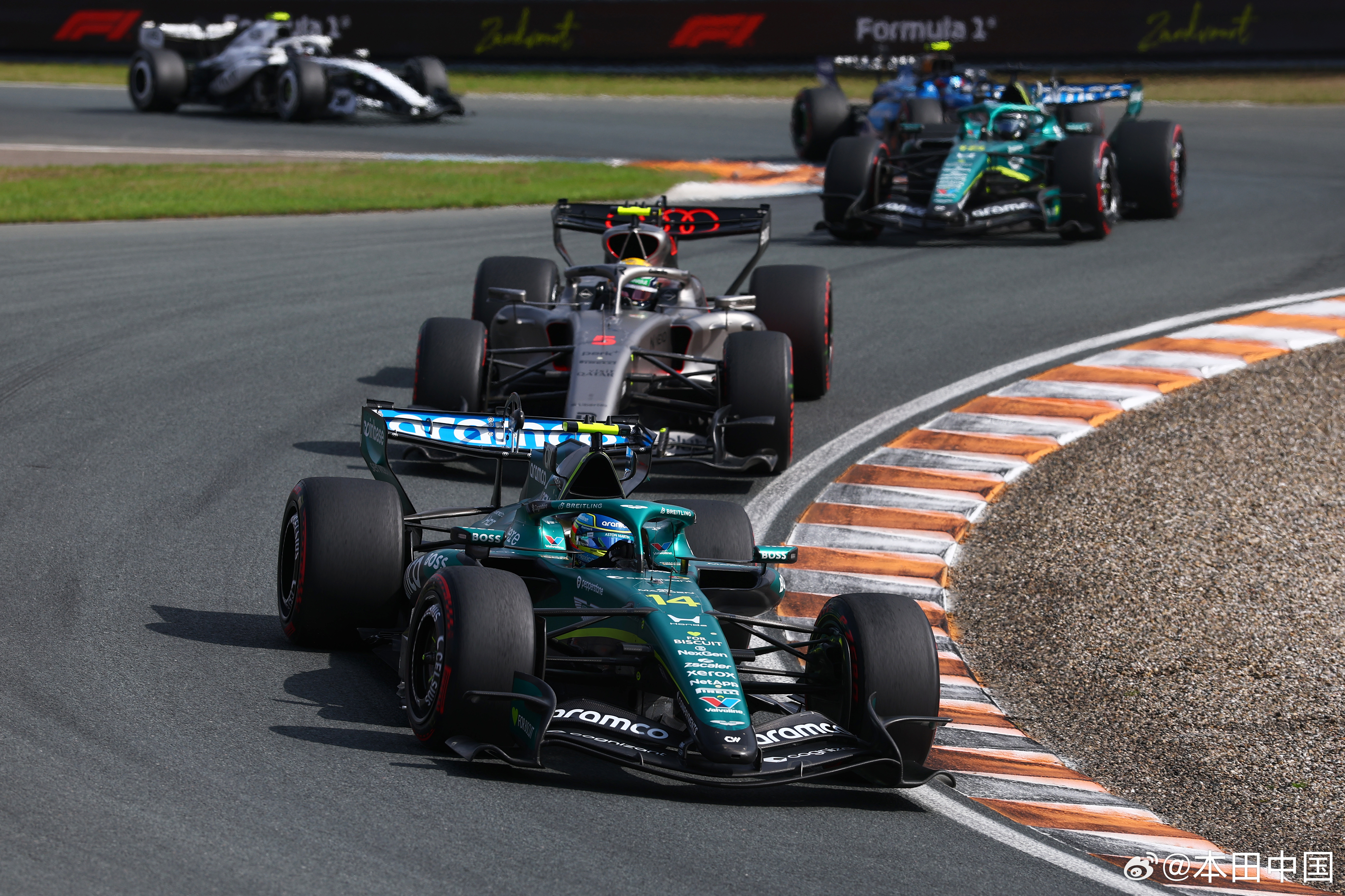#Honda赛事##F1#
8月23日，2026赛季F1荷兰大奖赛在赞德福特赛道落下帷幕。本场比赛，两台搭载新规格Spec 2动力单元的赛车首次迎来赛场考验。[爱你]
阿斯顿·马丁沙特阿美F1车队费尔南多·阿隆索车手状态拉满，经过一场激烈鏖战，从赞德福特奋勇带回积分，最终以第9名完赛。[打call]兰斯·斯特罗尔则因疑似 ​