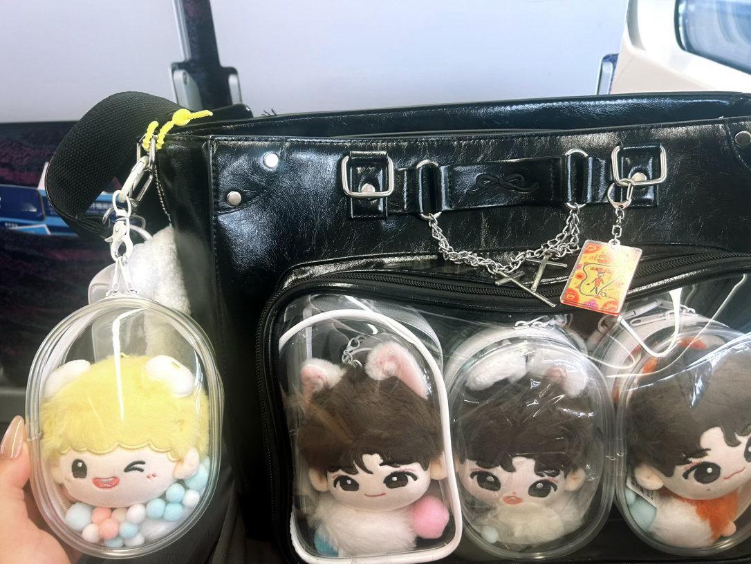 又踏上了追小孩的旅程。去年上海场上的楼，今年也想圆满一下。抢票的过程还是挺揪心的。因为五一也没有抢到，还是想试试原价票，最终8战8败，用了钞能力，高价回流票……6号的场次，1号晚上才确定有票，于是计划行程，请假，买票，订酒店，租相机，支架。收拾行李，安排好工作的事情。带着我的全身家当 ​