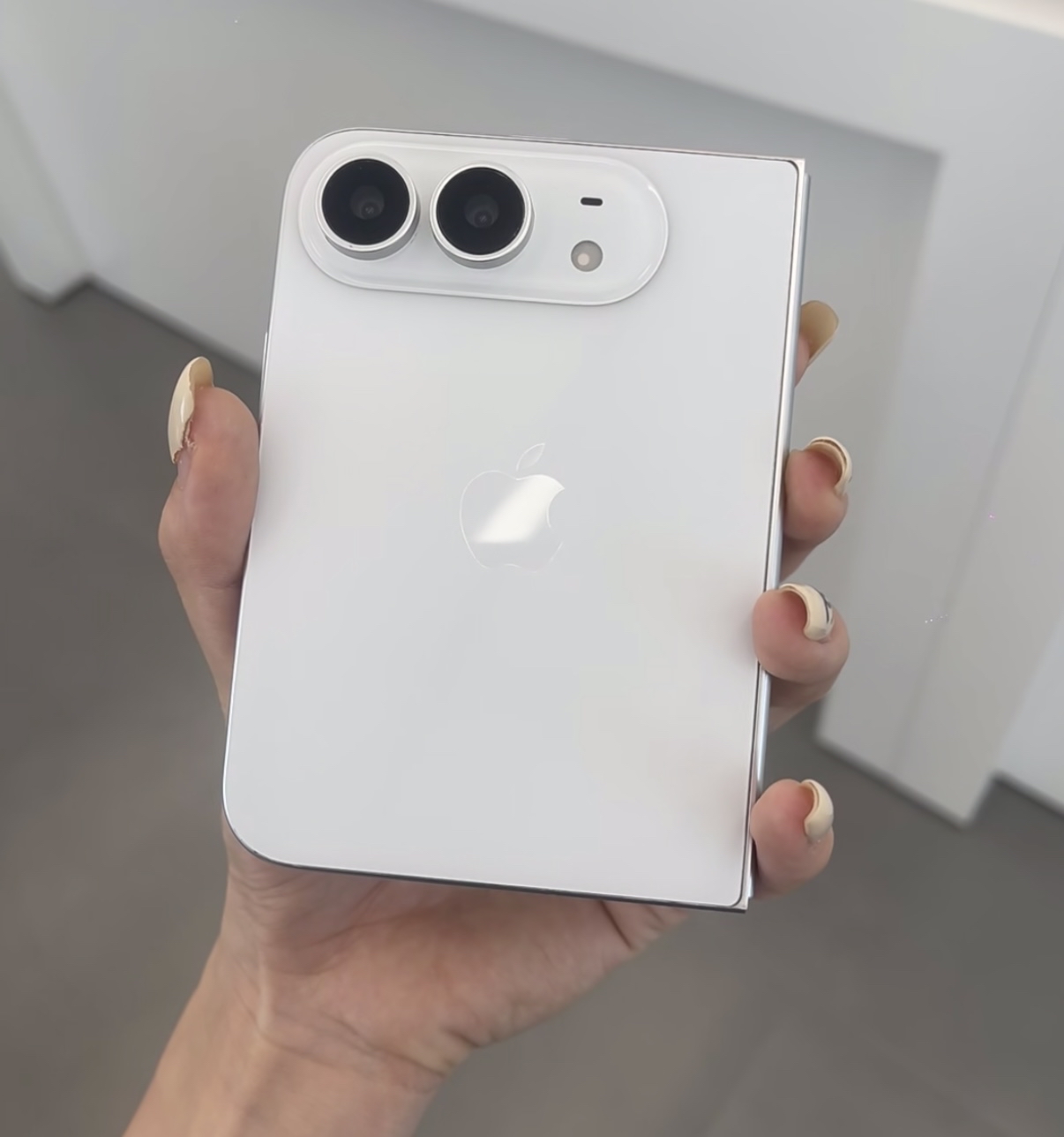 大摩分析师：iPhone Ultra上市初期需求强劲，但供应可能受限，2026年下半年产量估计介于700万至800万支，首个产品周期则可望达到2000万支。 

iPhone Ultra销量能到2000万台？折叠屏手机需求这么旺盛吗？