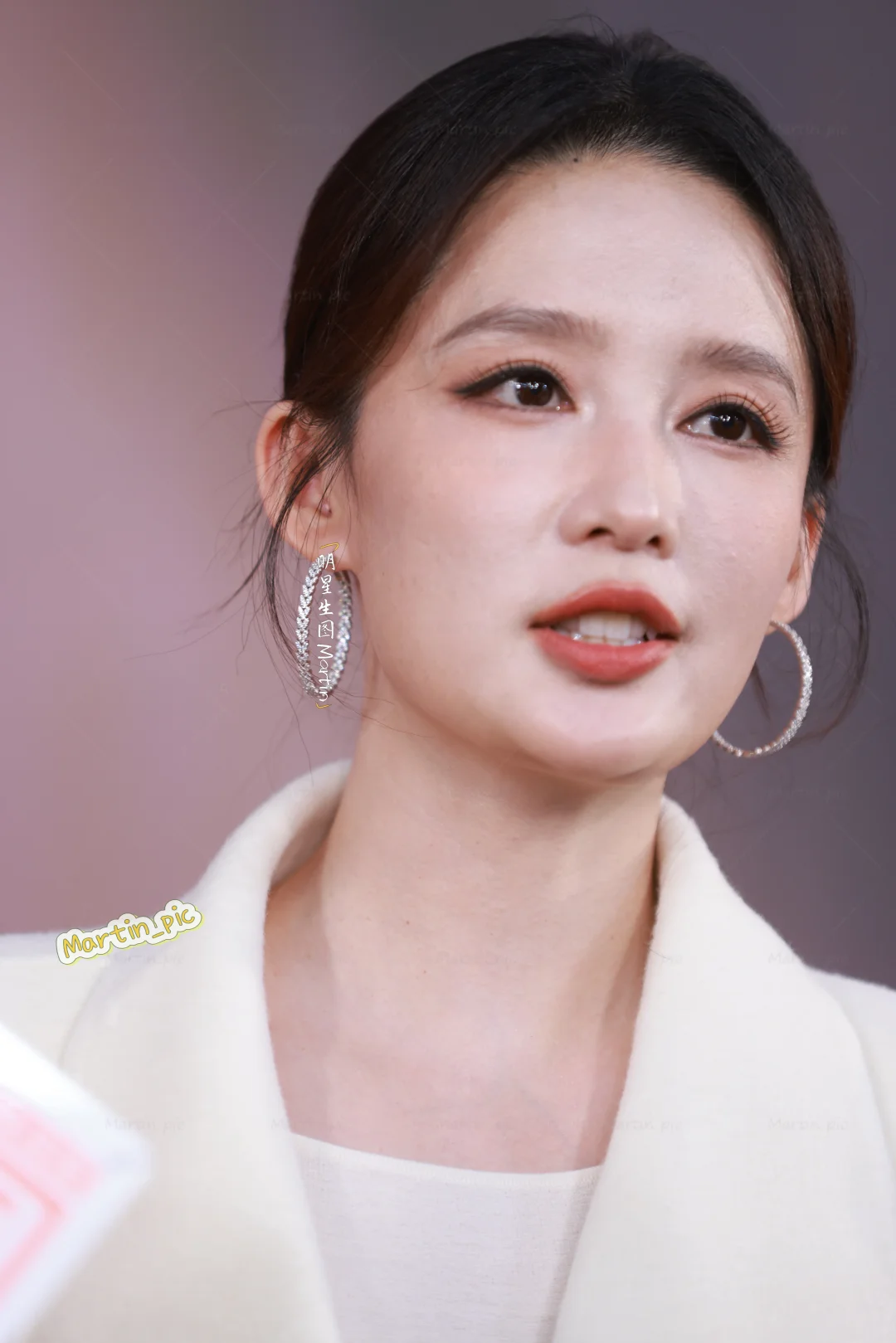 李沁 今日活动尽显知性美