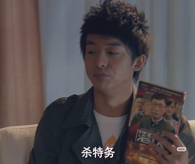 #爱情公寓张伟看的碟片是潜伏#重温《爱情公寓2》经典桥段，网友挖出趣味细节，张伟看的谍战碟片居然是《潜伏》。原剧台词并未直接点明片名，只笼统提及谍战影片，如今重新回看画面道具，才发现暗藏的小彩蛋。
 
剧情里张伟窝在屋内反复观看碟片，感慨谍战片适合逃避现实，也正是受这部作品启发，众人脑 ​