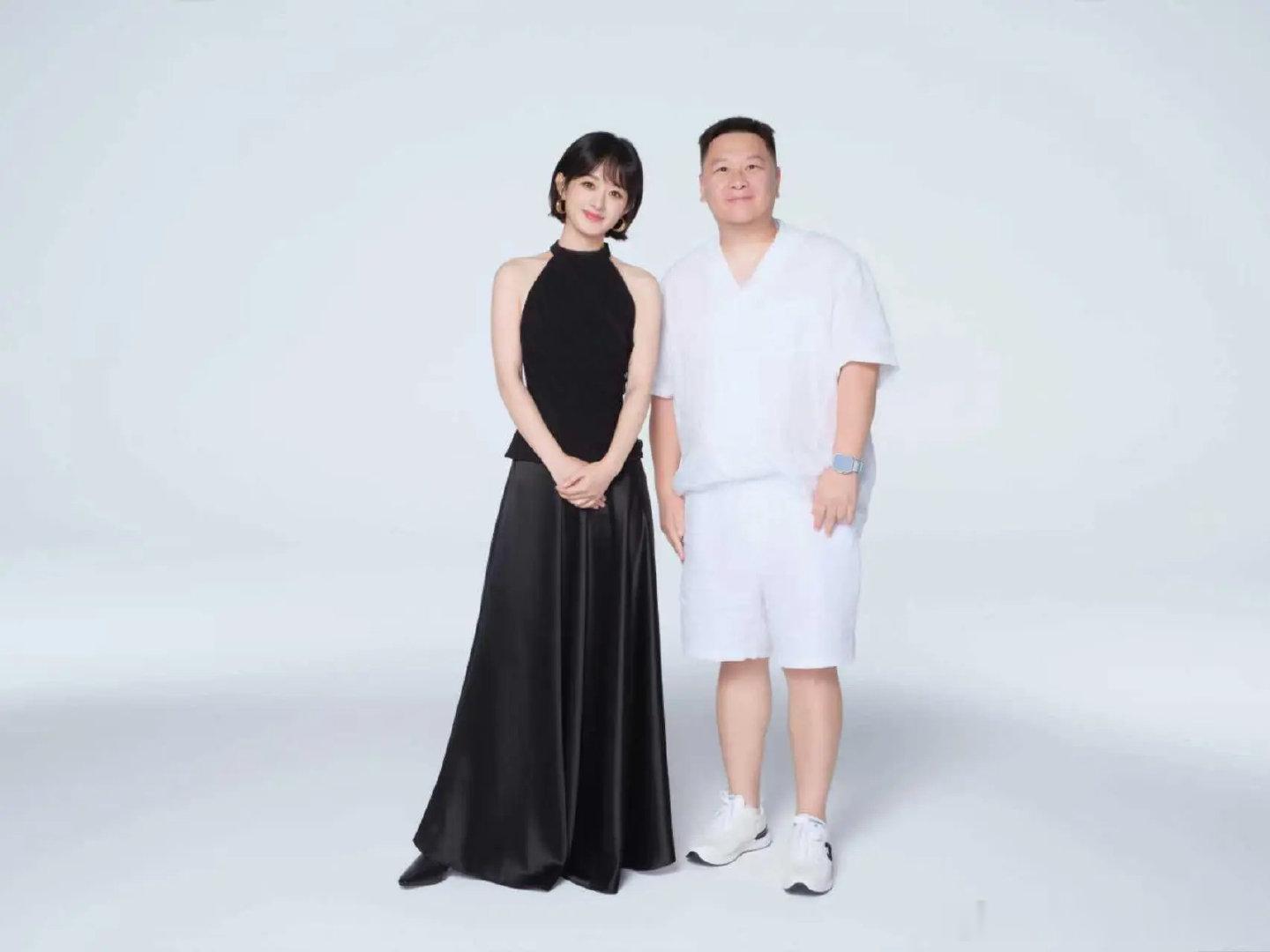 哇塞，看到一张没见过的赵丽颖和沁园工作人员的合影，好美好美好美！！沁园工作人员还祝赵丽颖早日康复！[心][心][心] ​