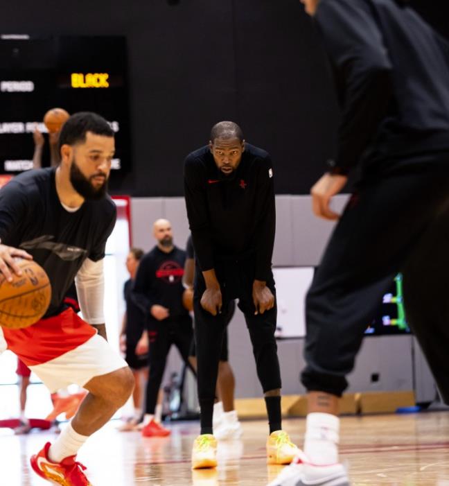 10多天之后，休斯敦火箭队将前往澳门参加NBA中国赛，这也是火箭队和独行侠队新赛季的第1场比赛。虽然只是热身赛性质的季前赛，但是火箭队也非常的重视这场比赛。福建队的主教练乌度卡在谈到中国赛的时候直接表示，他希望新赛季的火箭队能够成为一支更加团结、关系更紧密的球队。他也期待即将到来的中国赛，能够进一步