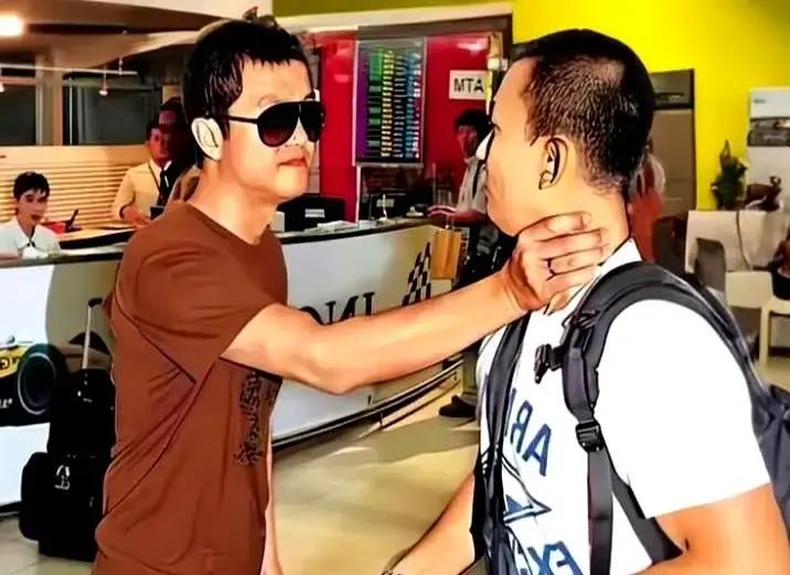 当年李亚鹏在曼谷机场直接对镜头动了手，这件事直到现在翻出来，依然没人能指责他半句。
那会儿李嫣才两岁多，刚经历完手术没多久，当爹的整天提心吊胆护着，生怕孩子受一点委屈。
结果转机曼谷的时候，一群长枪短炮直接堵了上来。
有些镜头为了抢独家，几乎快要戳到两岁小娃娃的脸上了。
李亚鹏一开始是压着火