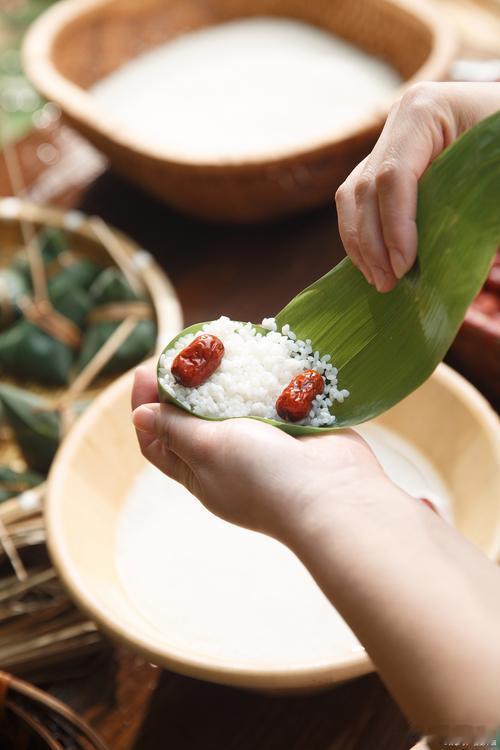 自己包了粽子#传统习俗#，虽然是端午节才过不久，但想吃就做了。 
红枣馅的，软糯香甜。 
手艺是跟外婆学的，她已经不在了。 
有些味道会消失，但记忆不会。 
做这些传统食物，就是和故人对话的方式。 
 自己包了粽子#传统习俗#，虽然是端午节才过不久，但想吃就做了。 
红枣馅的，软糯香甜。 
手艺是 ​