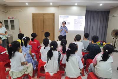 增城大队民警来到朱村街西福社区的少年夏令营宣教基地，给孩子们讲授交通安全知识。