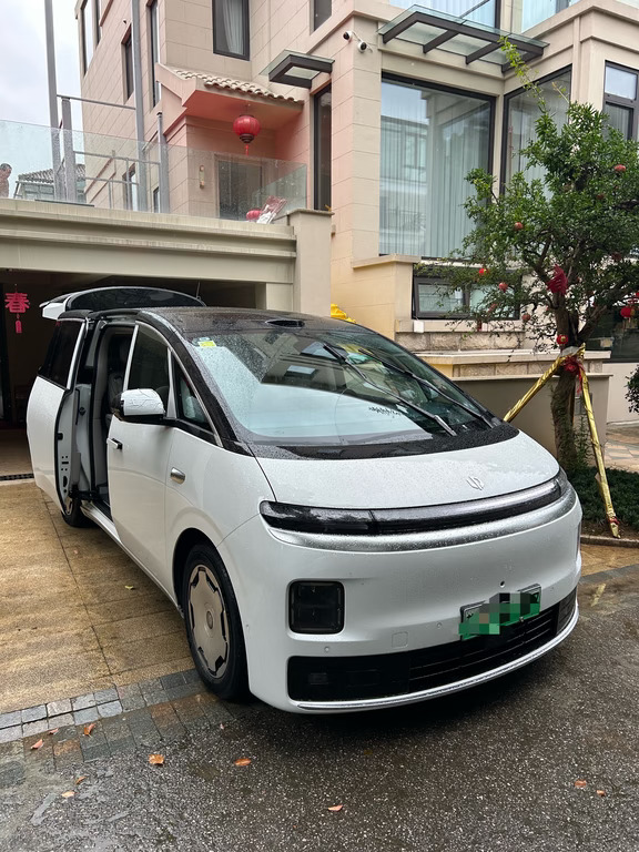 零跑D99提回来啦，现在在装行李，打算南京出发，开到新疆，话说，这个后备箱是那种和小鹏一样的翻折方案，所以下面下沉的空间贼大，纵向空间装滑雪板或者高尔夫球包都没啥问题，放倒也挺大，唯一的问题是放倒前面如果能出个官方配件的隔板就好了，这样东西就不会侵入前舱～
出发出发gogogo，按理说满油满电一千多，看看到新疆的4000公里真实续航表现怎么样，另外也看看能不能一路智驾到新疆#零跑D99