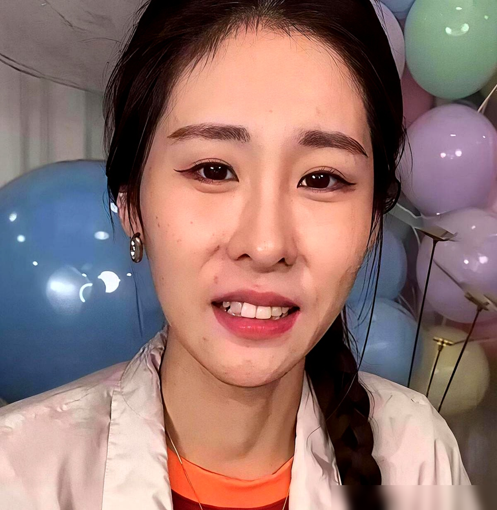 华晨宇一个月给多少抚养费从不公开，但张碧晨敢在北京独自带娃上学放学，这事本身就说明钱给到位了。
2021年1月22日两人承认有女儿，没结婚，也不复合。张碧晨定居北京，全权管孩子日常。华晨宇按月打钱，节假日露面探望。
2025年2月14日，张碧晨晒了张母女看烟花的背影，全网找不到孩子正脸。
各干