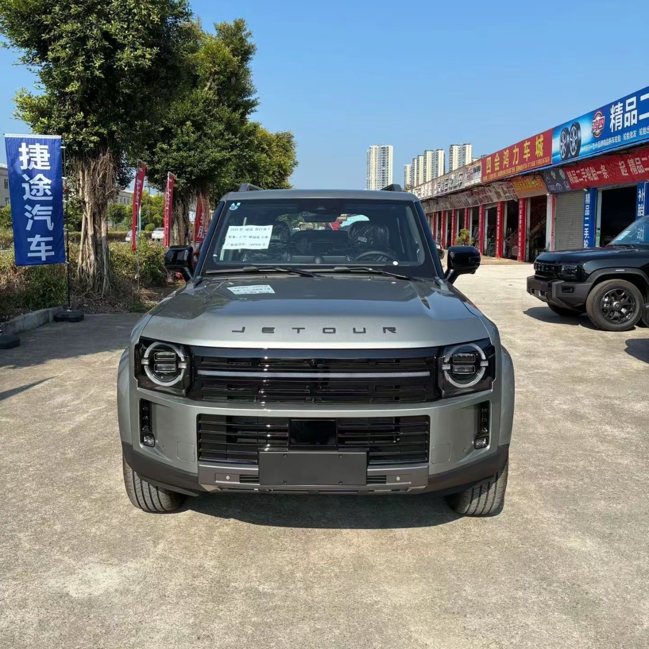 很多人买方盒子车都是看上了方正的造型，硬朗、出片，我觉得捷途旅行者7这台车是家用为主，越野为辅。主要是空间够大2800mm轴距，后排坐仨人也不挤，方正的造型让后备箱载物空间也很能装。它的也有一定越野能力，离地间隙和四驱平时走个烂路，玩玩轻度穿越也够用。旅行者7更适合那些平时办公室上班，周末想出去走走