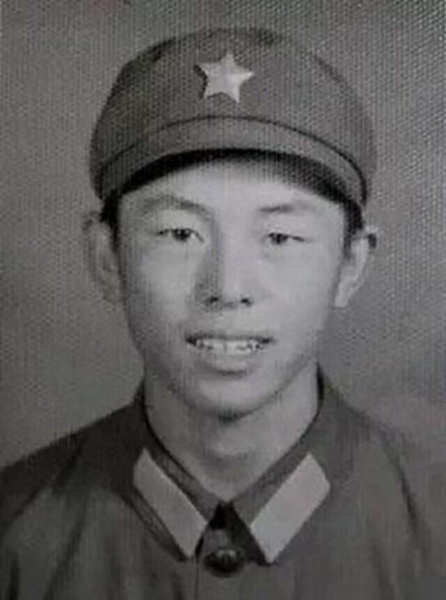 解放军战士马占福，于1987年1月7日，在参加突击队向敌发起的攻击中，毅然用身体顶住了爆破筒炸毁敌方碉堡，壮烈牺牲，时年仅21岁。丰碑常在，英雄永存。让我们一起记住他的名字：马占福。 ​​​
