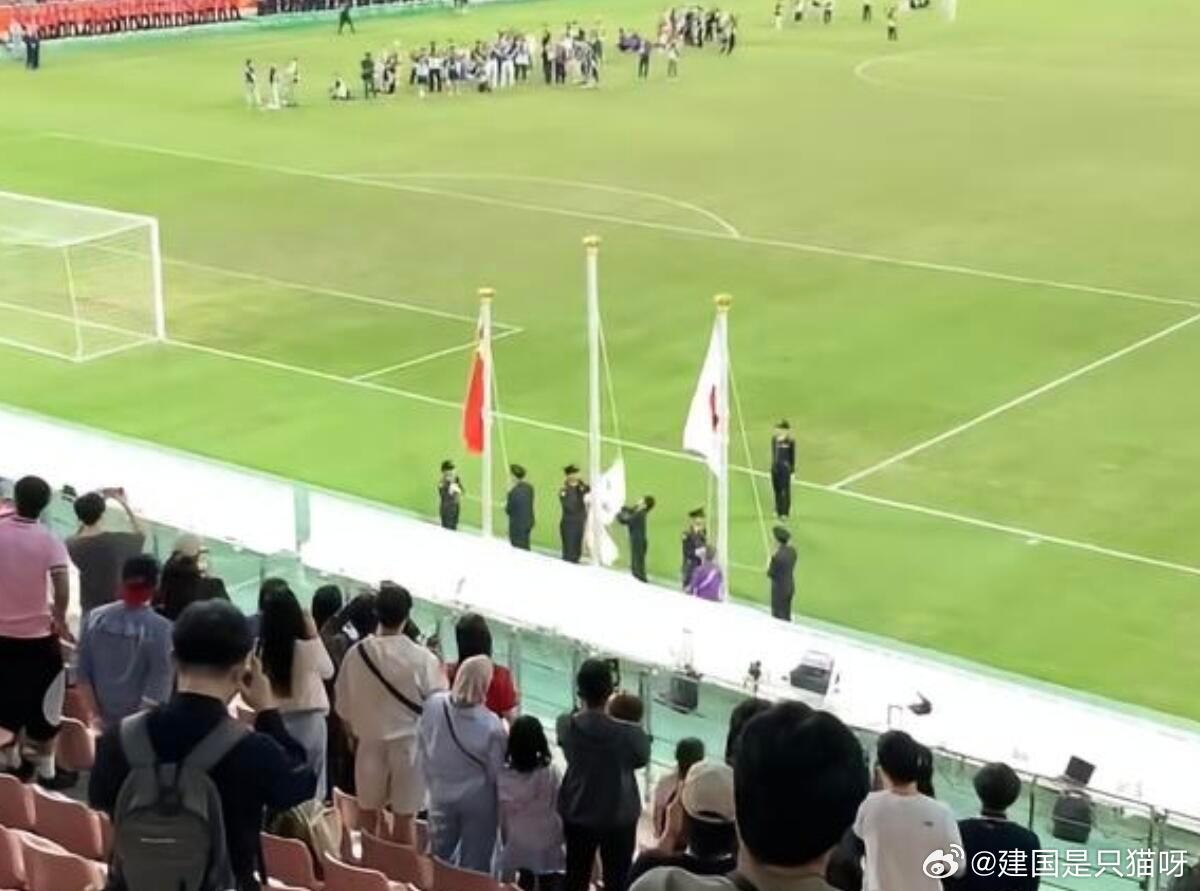 韩国现场球迷直接嘘声表达不满，换谁在这种时刻都会觉得扫兴。#亚运男足颁奖韩国国旗卡住了##亚运男足颁奖韩国国旗卡住遭嘘声##奥委会祝贺中国队# ​