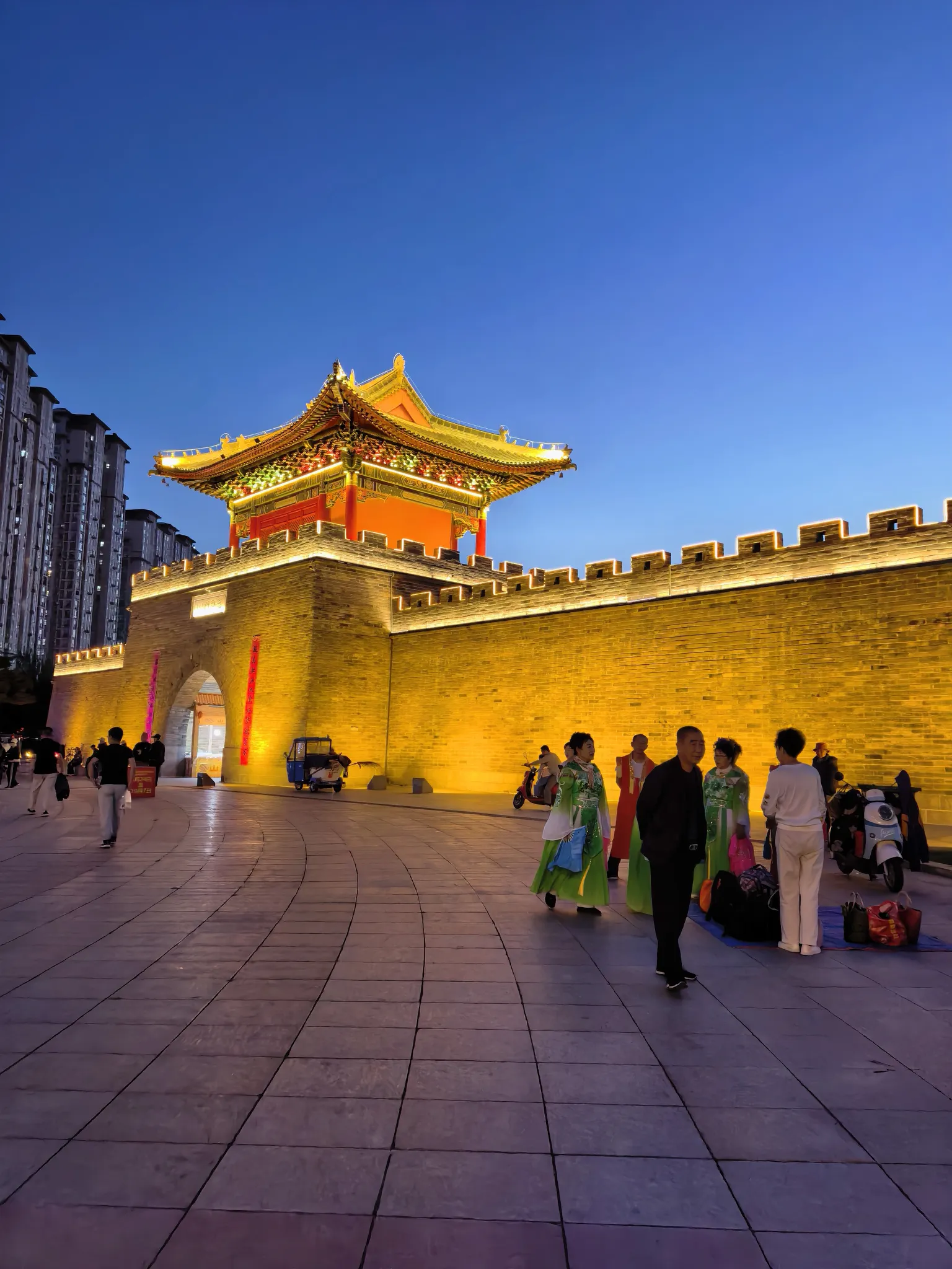 德胜门畔的秋日暮色中，市民们在公园中悠然漫步，或疾步健走，或习练太极拳。