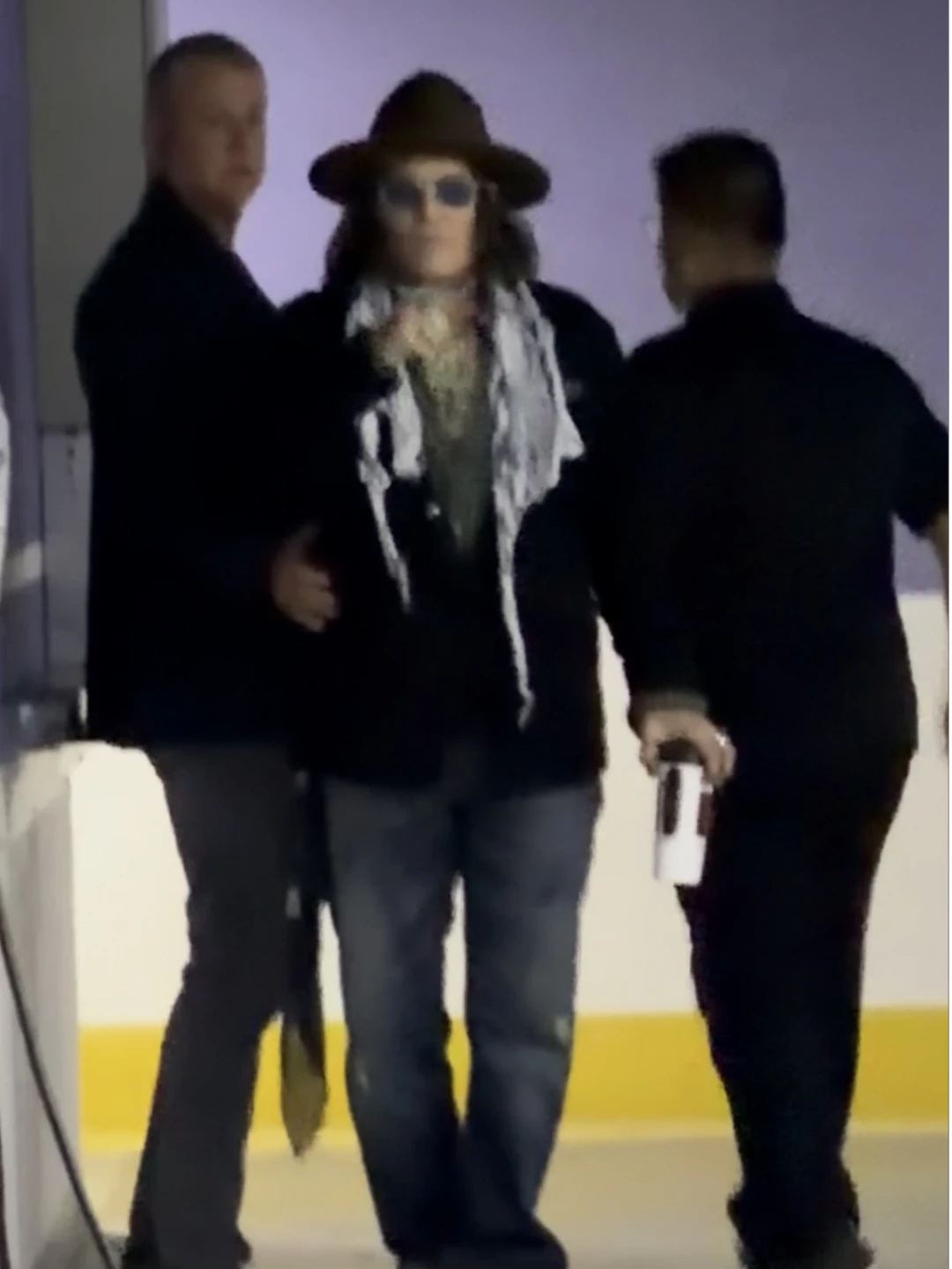 #johnnydepp #约翰尼德普 德普说今天行程已经晚了，明天再给大家签名#