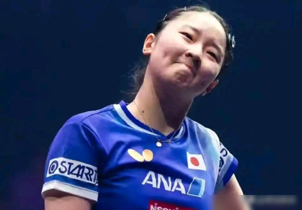 张本美和放话要拿4枚金牌，这次真不是嘴硬。
9月14日世界排名她蹿到第3，前面就剩王曼昱、孙颖莎。再看这俩国乒王牌，一个左脚踝韧带磨损加足底筋膜炎，退了整整五站高积分赛；另一个上半年带伤硬扛，刚靠瑞典站夺冠才把积分刷上去。
更狠的是国乒自己提前摊牌了。孙颖莎、王曼昱、王楚钦、陈幸同、何卓佳五个人