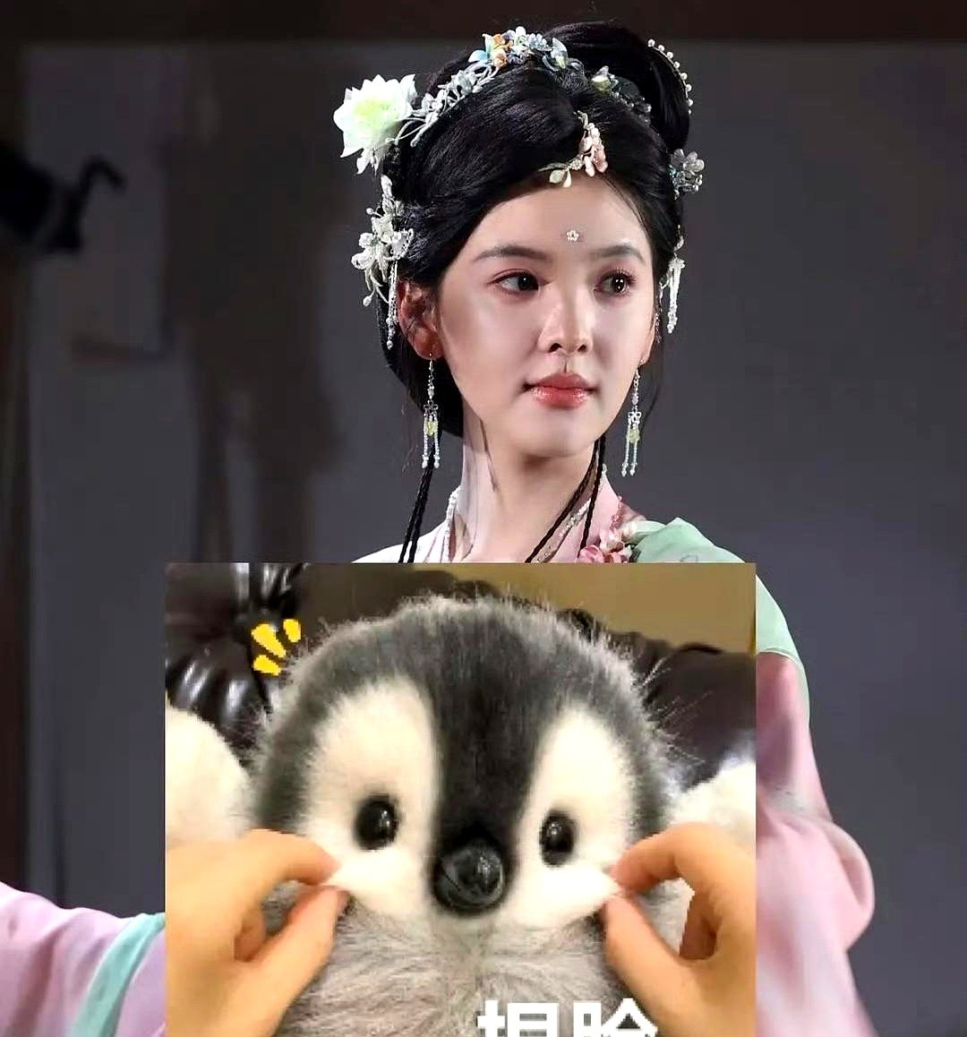 演的是权倾朝野的长公主，路透一出来却被吐槽像穿了现代装。

章若楠新剧《春日宴》刚被曝出路透，争议就直接冲上热搜。原著里的长公主李怀玉气场拉满，但现场这套妆造不仅缺了古人的古典韵味，风格还严重偏现代，直接把演员衬得小家子气。

古偶剧看的就是妆造和氛围，皮囊不对，角色直接塌掉一半。

好在片子还在拍