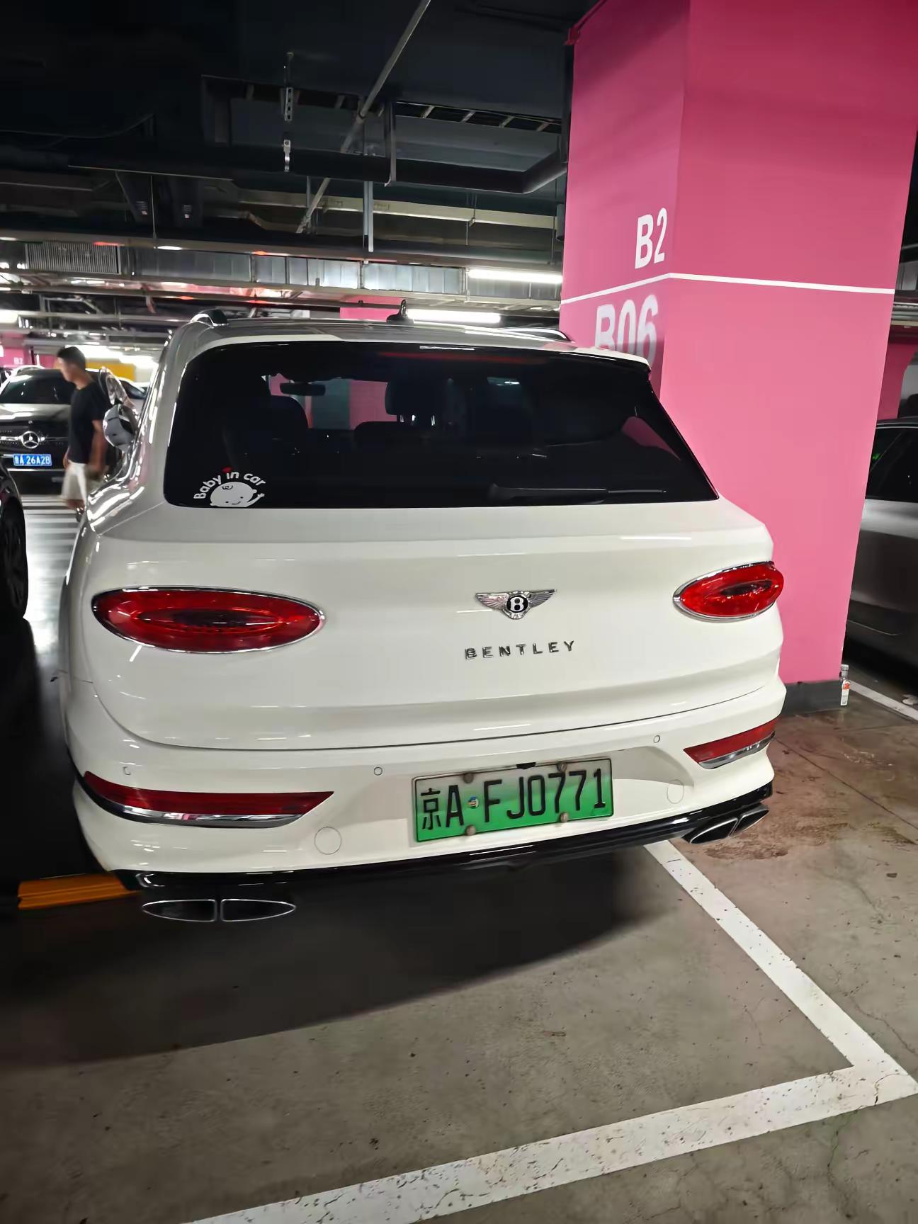 欧买噶  新能源宾利  你跟我闹呢铁子?我的发颜值即正义的车 宾利添越 汽车尾灯