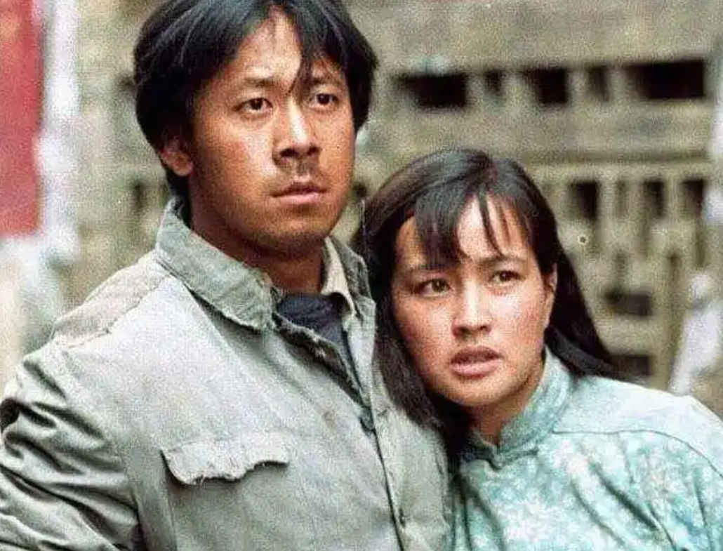 刘晓庆在自传里捅破了一层窗户纸：拍戏拍久了，男女演员会睡到一起。圈里管这个叫“剧组夫妻”。杀青，即失联。

主要信源：（猫眼娱乐——刘晓庆称“剧组夫妻”很正常，与有妇之夫短暂相恋，娱乐圈太乱！）

刘晓庆在自传里写过一件事。

她说自己在剧组跟一个男演员好上了，一个孤男一个怨女，干柴烈火就那么凑到了