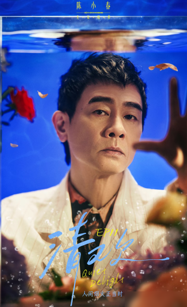 一个戴红安全帽的流水线工人，这几天硬生生被全网逼成了陈小春亲弟弟。
就因为走路甩手、侧脸神似，加上也姓陈，大批网友冲进陈小春评论区喊话认亲，死死撕扯他当年家里穷、3000块卖掉弟弟的旧伤疤。
结果10月15日当事人出面澄清，自己上面有两个哥哥，根本没被抱养过。这下好了，网络狂欢过后，拍视频的面临