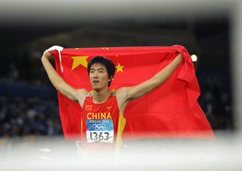 年入保底1400万 刘翔有耐克终身合同，年入保底1400万，这待遇太牛了！想当年，刘翔在赛场上那叫一个威风，2004年雅典奥运会上，他以12秒91的成绩打破奥运会纪录夺冠，这一飞冲天震惊了全世界。他就像是一道东方闪电，让全世界都看到了中国田径的力量。
耐克肯定也是看中了他的影