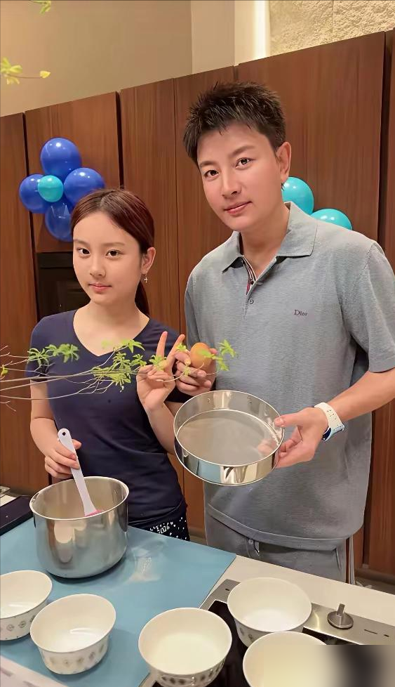 42岁贾乃亮在直播间亲口承认，自己没戏拍了，上一部戏是8年前的事。
他说自己演技顶多算及格，上面够不着正剧老戏骨，下面拼不过小鲜肉。拿发行许可证的剧，直接砍到十年前的一半，横店群演失业率飙起来了。
有人骂他卖惨，说直播一个月卖7个亿还装什么。可他也直说，带货门槛比拍戏还高，选品售后控场，一样干不