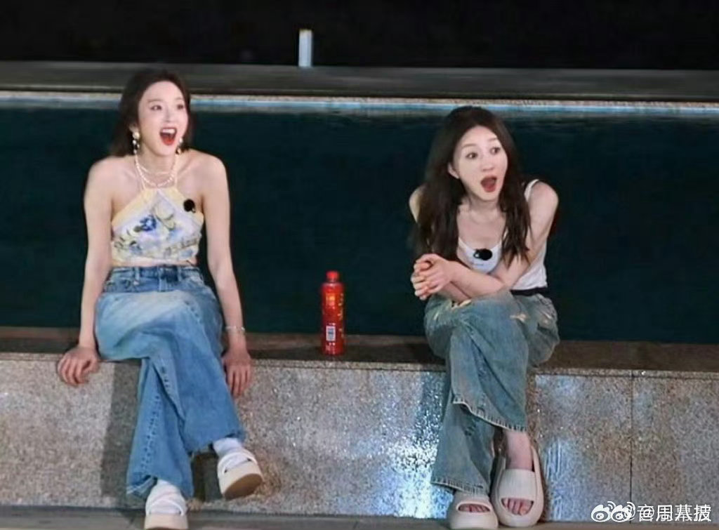 #李小冉和小鸡一个被窝睡觉##不想睡的星期五#李小冉真的活得好随性，睡觉还有小鸡陪，这种日常真的很有意思。 ​