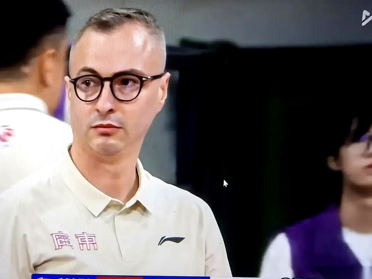 广东宏远队以96:78拿下广厦止住连败。
博日奇动作迟缓长时间持球导致全队进攻几乎陷入停滞。
阿祖布克与杰师傅的挡拆战术直到现在还没有设计成型。
比分看着虽然过得去，但场上的别扭劲儿，稍微看球的都看得一清二楚。
这位欧洲教练用人实在太固执。博日奇本来动作就慢，非要安排他一直持球，球在手里根本转不起来