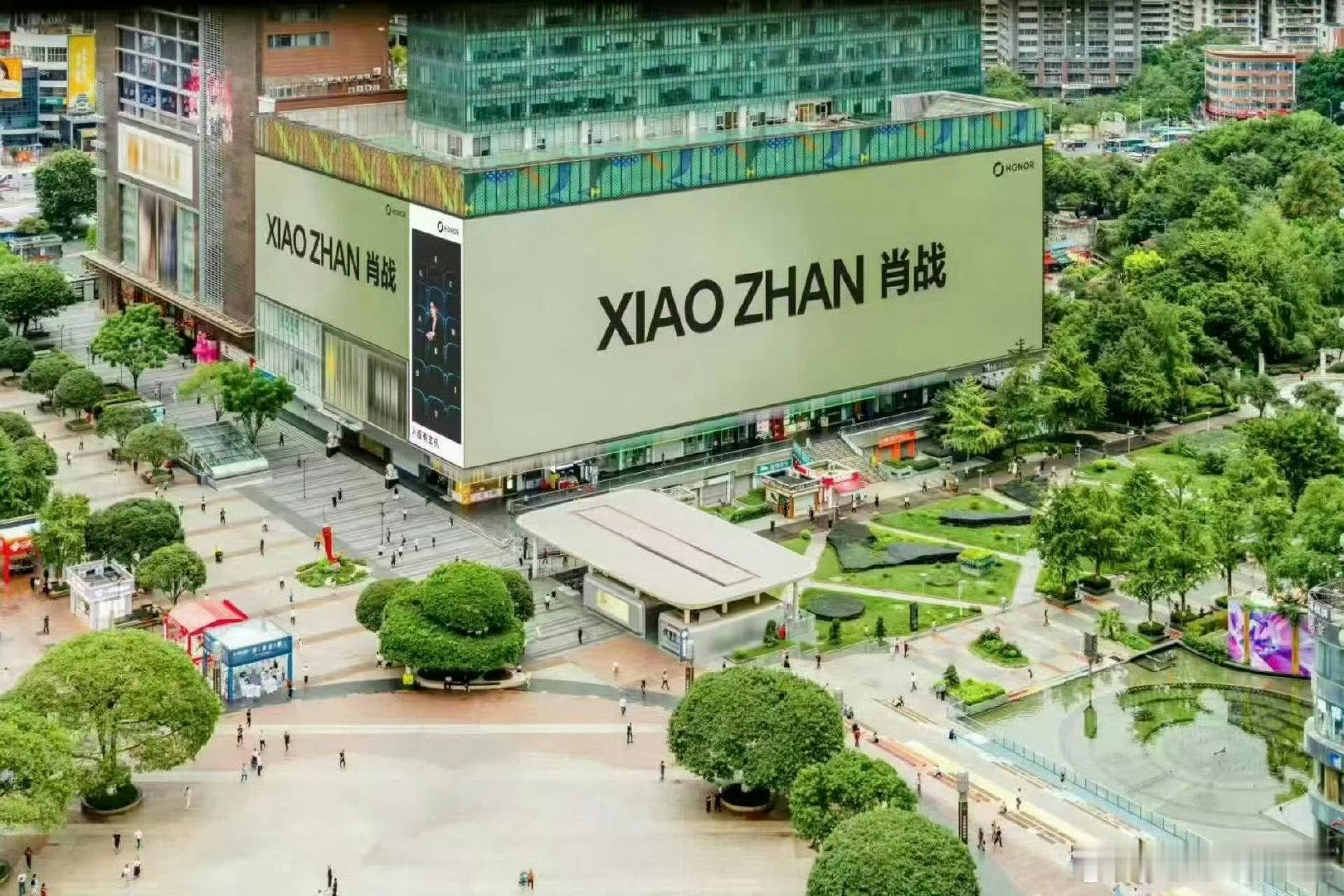 #肖战[超话]##肖战荣耀海报小巧思# XZ.#肖战# 你先别管我卖什么，你只需要知道我请到代言就行啦，这就是品质的保证！[哈哈][哈哈][哈哈] ​