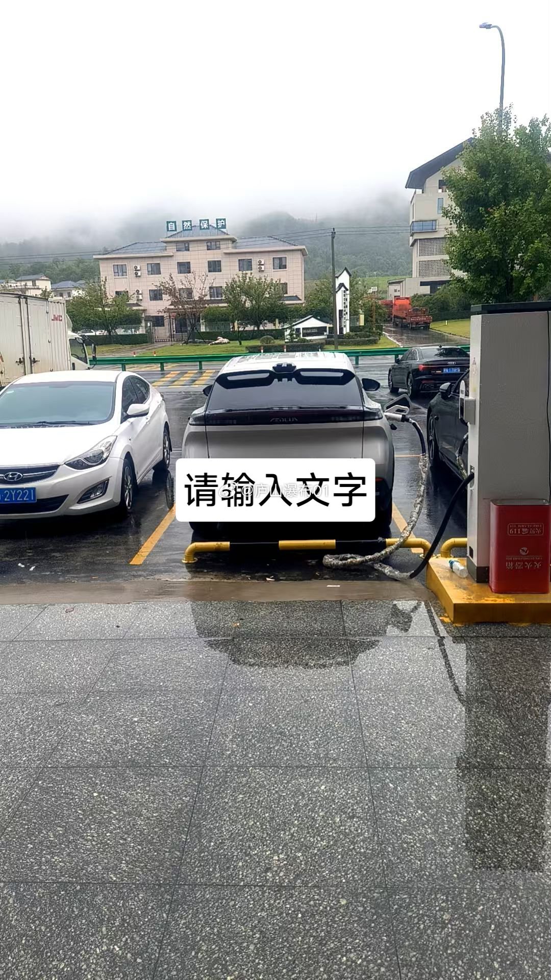开网约车还真的只能是电车
​今天打了个网约顺风车，从昌北机场到庐山市，100公里，车费63元，司机说他自己只能得到50元。说顺风车，其实更像是专车，司机从南昌市区回九江市区，接单绕道昌北机场，车上就我一个客人。温泉高速出口下高速，司机说车的电不够，只能开10多公里，距我的终点站还有将近20公 ​