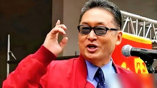李敖当年把大S婚礼骂得狗血淋头，小S跳出来护姐，俩人隔空对喷，最后李敖直接告她诽谤。
闹到法庭上，结果和解条件就一条：让他上《康熙来了》。上了节目，撤诉，完事。
你看这事多赤裸，骂得再凶，最后谈的还是流量和曝光。
转头看现在，小S复出主持，送二女儿去英国读经济，还去伦敦公园找粉丝给大S留的纪念