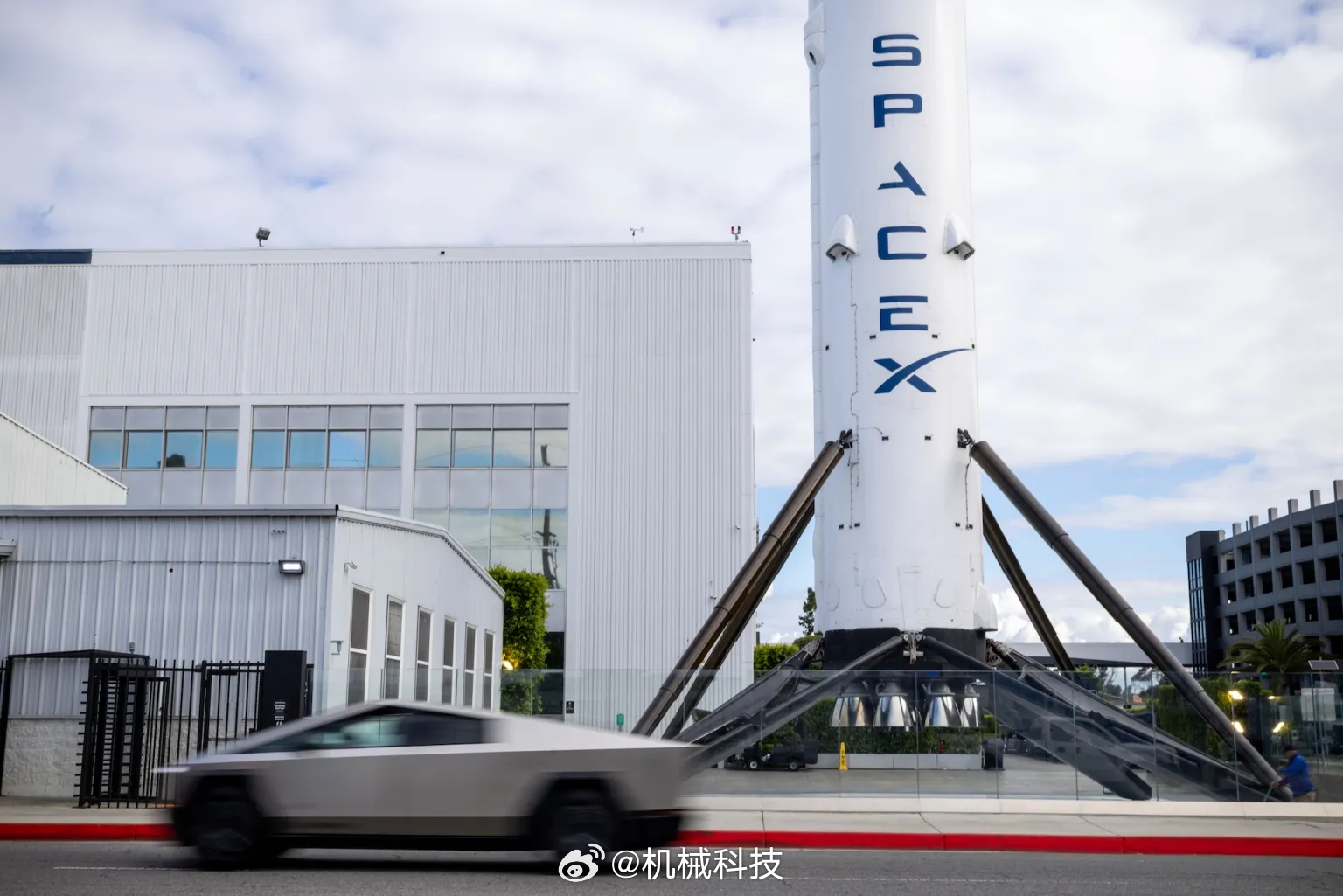 #SpaceX三季度业绩#SpaceX今年前三季度资本开支约481亿美元，主要投向AI算力等业务，特斯拉此前预计全年资本开支超过250亿美元，用于AI、生产设施等。#SpaceX特斯拉成立委员会讨论合并#两家公司真合在一起，汽车、机器人、卫星通信和AI业务能放在一张图里规划，技术、算力和资金也更方便统筹。但我觉得 ​