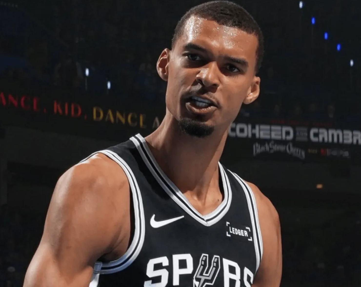 是否觉得身体对抗激烈&比赛强度大？文班：我们7月份能休息  今天NBA...
