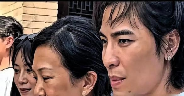 53岁的林有慧不生了，萧敬腾在镜头前把话讲得明明白白，直接断了外界看热闹的念头。
女方整整大他14岁，这个岁数要是去折腾试管或者高龄拼娃，无异于拿命往里填。
不少人背地里指指点点，觉得他打拼这么多年，攒下泼天的家业，最后连个继承香火的血脉都没有，图什么。
萧敬腾倒是一点没惯着这些闲言碎语。
