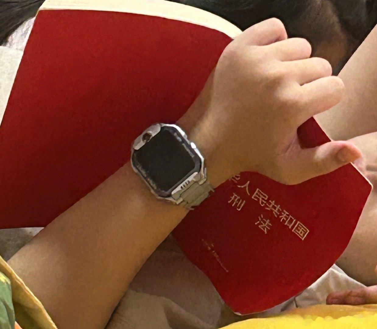 OMG，儿子你吓到我了，你还是个小学生。 ​