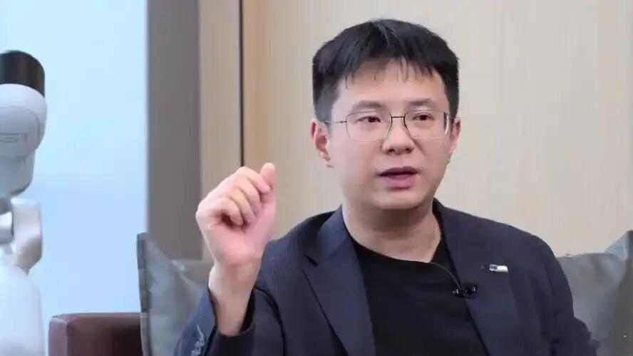 一、iPhone20设计大改！二十周年机型迎来全方位升级

2027年将迎来iPhone诞生二十周年，苹果有望复刻iPhone X十周年经典操作，跳过iPhone 19，直接推出里程碑机型iPhone 20系列。近期该机早期设计渲染图曝光，多项颠覆性设计打破苹果多年固有机身形态，带来史诗级产品革新。

机身正面改动尤为亮眼，新 ​