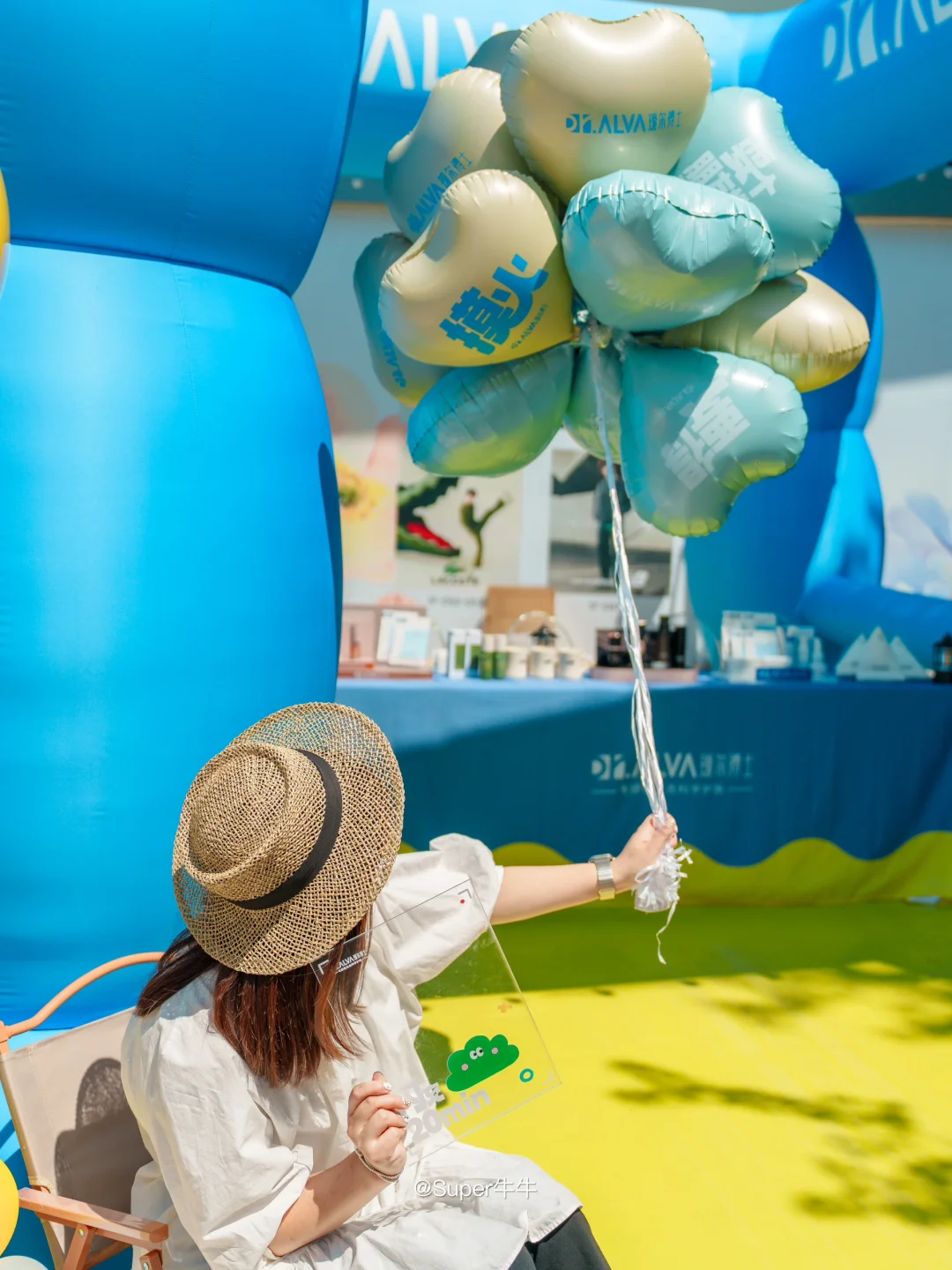 瑷尔博士闪充车🩵在街头也要chill一下🫶☑️