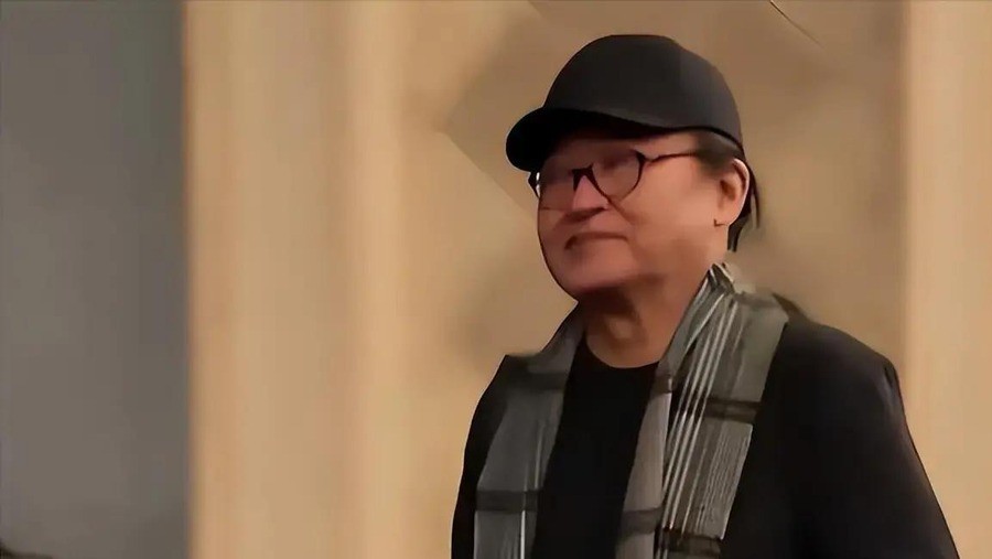 真正跟刘欢彻夜长谈的不是什么因癌症去世6年的央视主持，水均益活得好好的，2026年9月26日还在微博发文悼念。而刘欢自己，就是2026年中秋那天走的。2026年9月25日上午9点52分，他在上海病逝，63岁。对外经济贸易大学发了讣告，丧事从简，不设追悼会。
水均益听到消息后说五雷轰顶，不能相信，太突